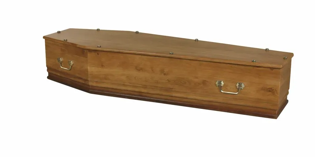 Cercueil en bois clair au couvercle parfaitement plat, forme parisienne.